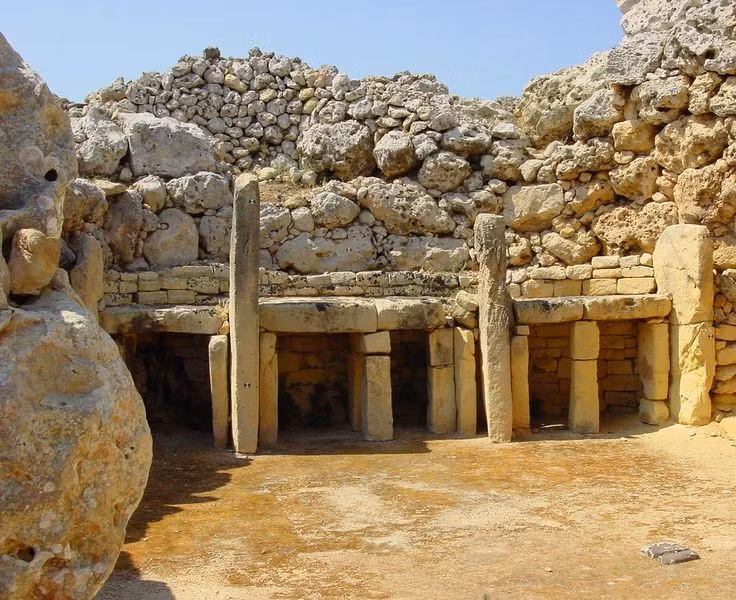  Được xây dựng hoàn toàn không cần kim loại hay bánh xe. Người tiền sử Malta đã di chuyển và xếp chồng các khối đá nặng tới hơn 50 tấn chỉ bằng sức người, con lăn đá và kỹ thuật thô sơ. Ảnh: Pinterest.