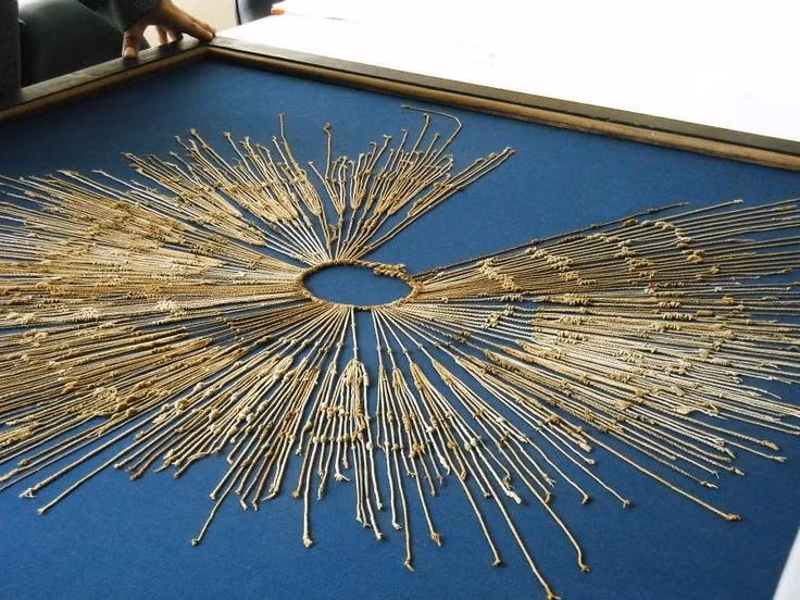  5. Gắn liền với chức danh “Quipucamayoc” – người đọc Quipu. Quipucamayoc là các chuyên gia huấn luyện để “đọc” và “viết” Quipu, họ có vai trò tương tự như thư ký hay kế toán trong bộ máy hành chính Inca. Ảnh: Pinterest.