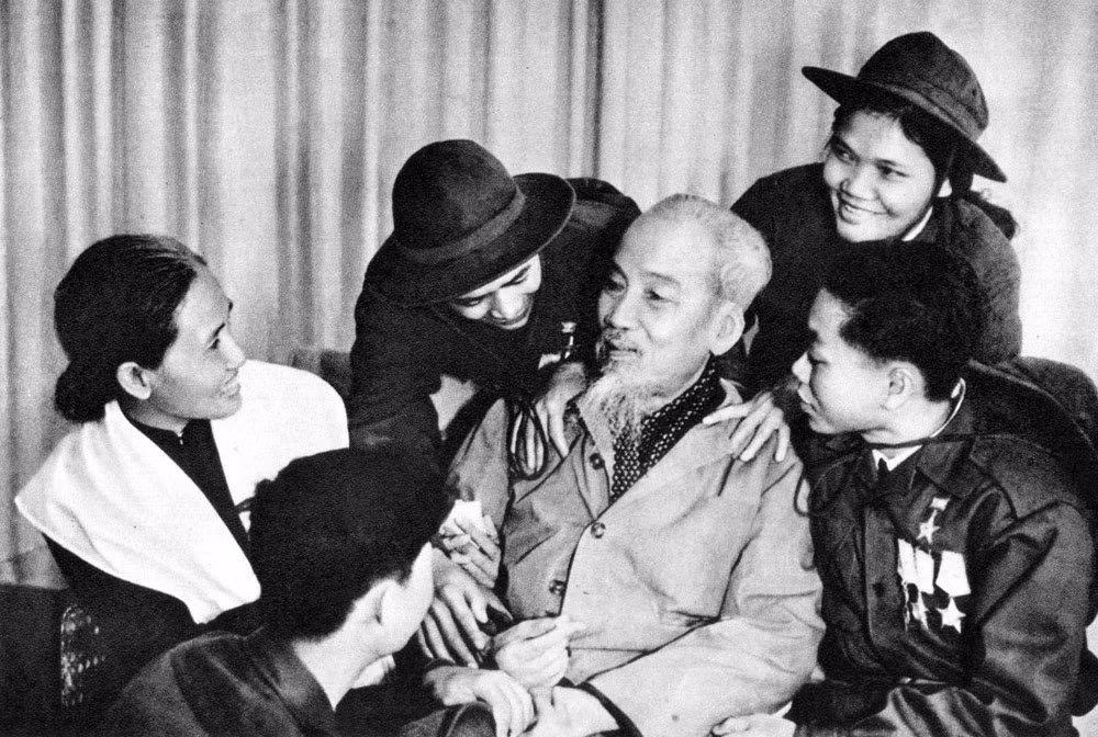 Bác Hồ với các anh hùng và dũng sĩ miền Nam.