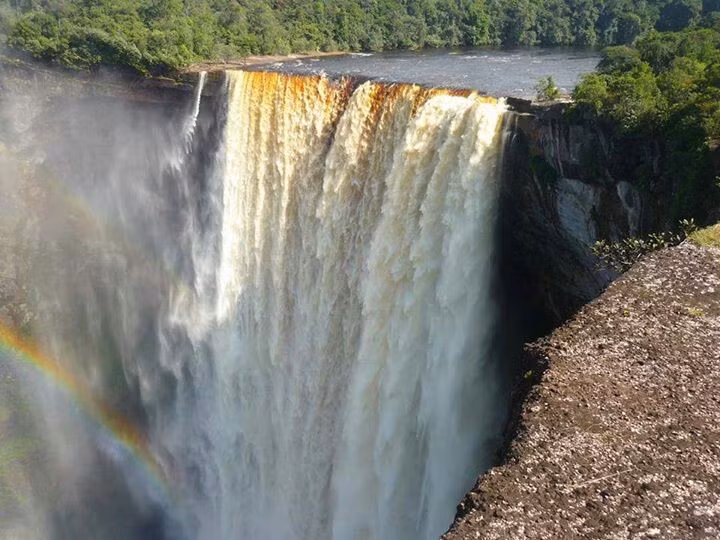  Là biểu tượng thiên nhiên của Guyana. Thác Kaieteur không chỉ là thắng cảnh mà còn là niềm tự hào quốc gia, xuất hiện trong nhiều hình ảnh quảng bá du lịch. Ảnh: Pinterest.
