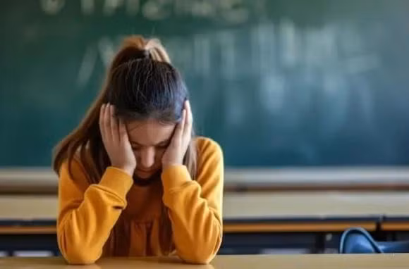 Nhiều người sống càng lâu lại càng trở nên "mất giá" không phải vì nghèo đói hay thất bại, mà bởi những thói quen âm thầm làm hao mòn giá trị bản thân (Ảnh minh họa)