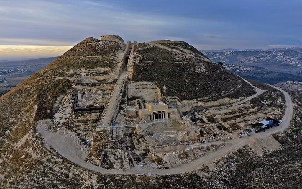  Là minh chứng cho tham vọng cá nhân của Herod Đại đế. Herodium phản ánh mong muốn bất tử hóa tên tuổi của Herod thông qua kiến trúc quy mô lớn. Ảnh: toi-media.com.