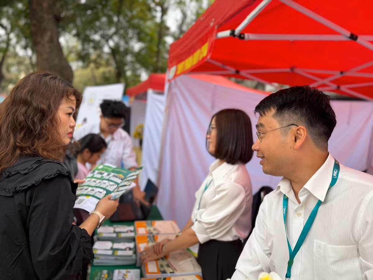 Giáo viên Trường THPT Phan Huy Chú tư vấn về tuyển sinh lớp 10 cho phụ huynh.