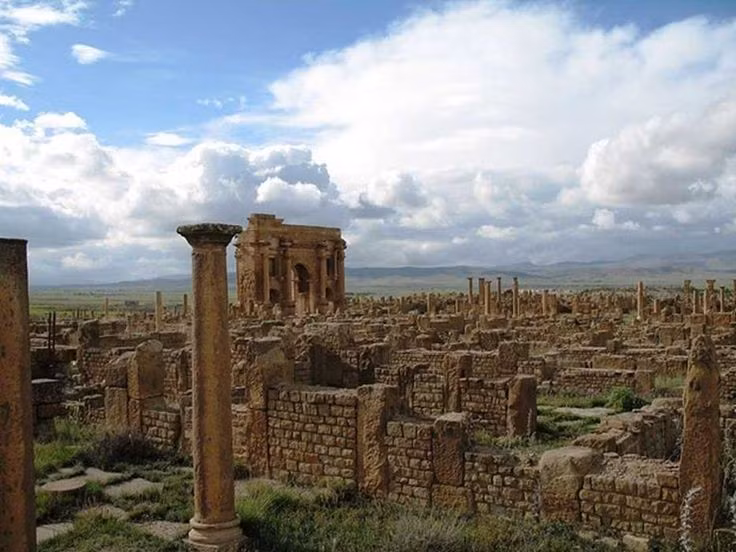  Hệ thống thư viện hiếm hoi của thế giới cổ đại. Timgad từng có một thư viện công cộng với hàng nghìn cuộn bản thảo, cho thấy trình độ giáo dục và tri thức cao của đô thị này trong thời kỳ cực thịnh. Ảnh: Pinterest.