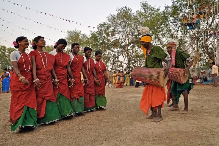  Từng tham gia cuộc khởi nghĩa lớn thời thuộc địa. Năm 1855, người Santal đã phát động một cuộc nổi dậy lớn chống lại sự áp bức của chính quyền thực dân Anh và các địa chủ địa phương. Sự kiện này, thường được gọi là cuộc nổi dậy Santal, trở thành một dấu mốc quan trọng trong lịch sử đấu tranh của các cộng đồng bản địa ở Ấn Độ. Ảnh: Pinterest.