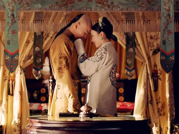 Càn Long có mối quan hệ vụng trộm với vợ của Đại học sĩ Phó Hằng (ảnh từ phim truyền hình Trung Quốc).