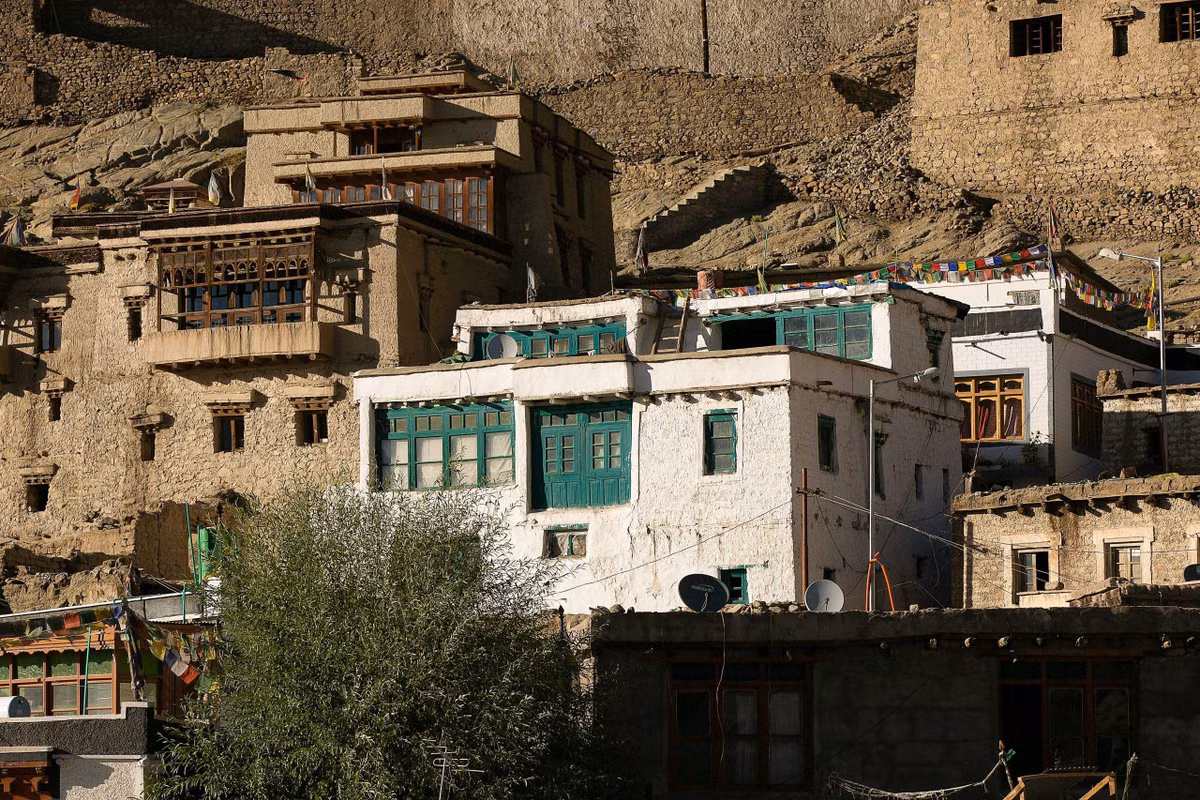  Nhà cửa xây bằng đất và đá. Để thích nghi với khí hậu khắc nghiệt, người Ladakhi xây nhà dày bằng đất nện và đá, giúp giữ ấm vào mùa đông. Ảnh: joinpaperplanes.com.