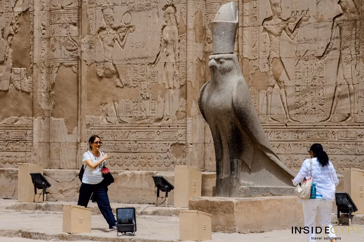 Tượng Horus xuất hiện ở nhiều đền lớn. Đền Edfu là nơi có tượng Horus nổi bật nhất. Ảnh: inside-egypt.com.