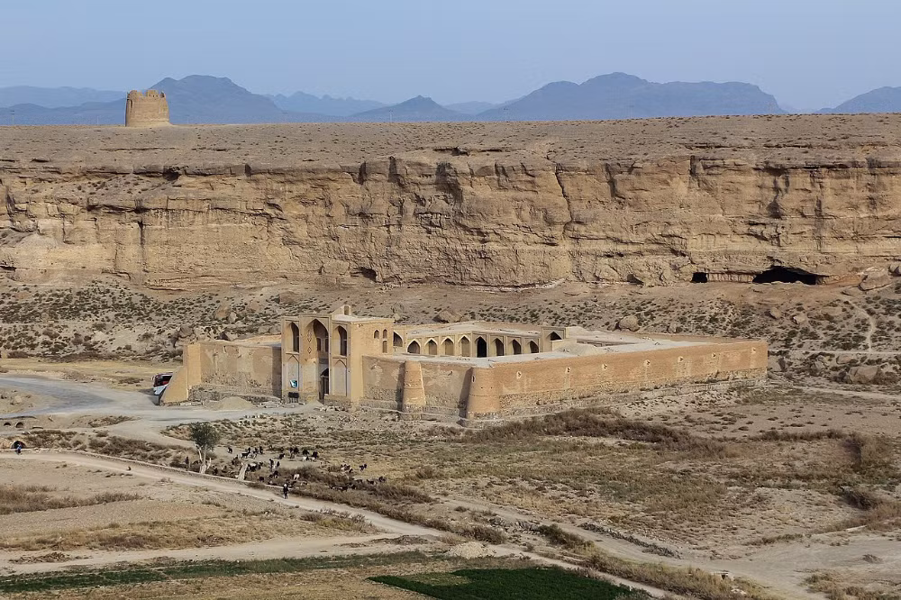  Tên gọi có nguồn gốc Ba Tư cổ. Từ “caravanserai” bắt nguồn từ hai từ Ba Tư: “karvan” nghĩa là đoàn lữ hành và “saray” nghĩa là cung điện hoặc nhà lớn. Cái tên này phản ánh đúng chức năng của công trình – một nơi trú ngụ rộng rãi dành cho các đoàn thương nhân và khách lữ hành trên những tuyến đường thương mại cổ đại. Ảnh: Pinterest.