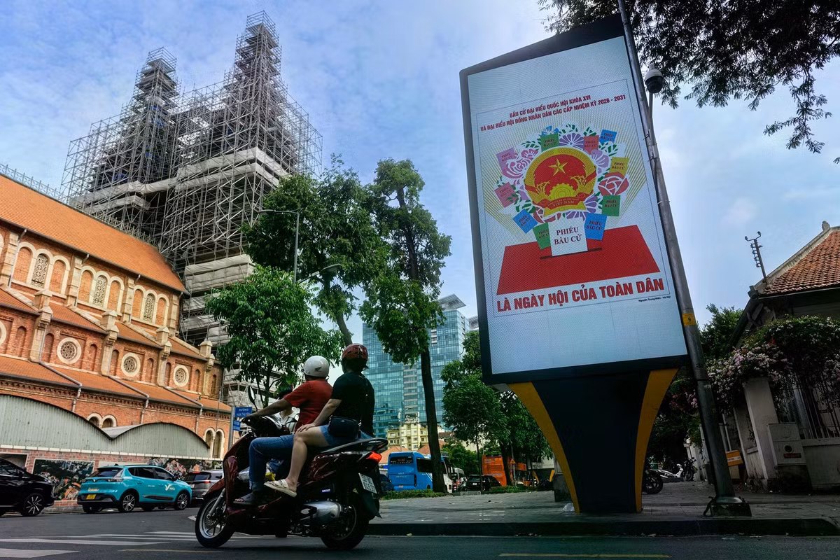 Khu vực nhà thờ Đức Bà xuất hiện nhiều pano và băng rôn tuyên truyền về ngày bầu cử, góp phần tạo nên không khí trang trọng.