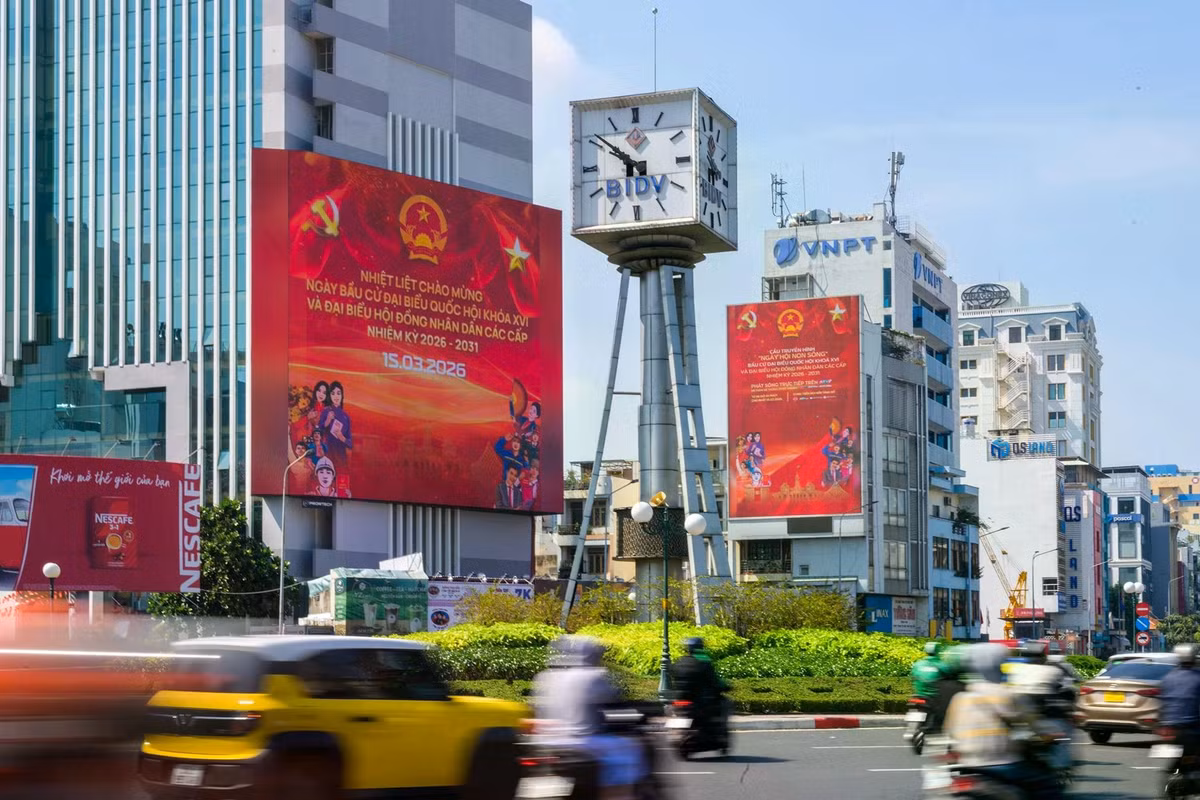 Tại nhiều tuyến đường lớn như Điện Biên Phủ, Tôn Đức Thắng hay Lê Duẩn, hệ thống pano và áp phích được lắp đặt nổi bật. Những thông điệp tuyên truyền với thiết kế trang trọng, màu sắc rực rỡ dễ dàng thu hút sự chú ý của người dân và du khách khi di chuyển qua khu vực trung tâm.