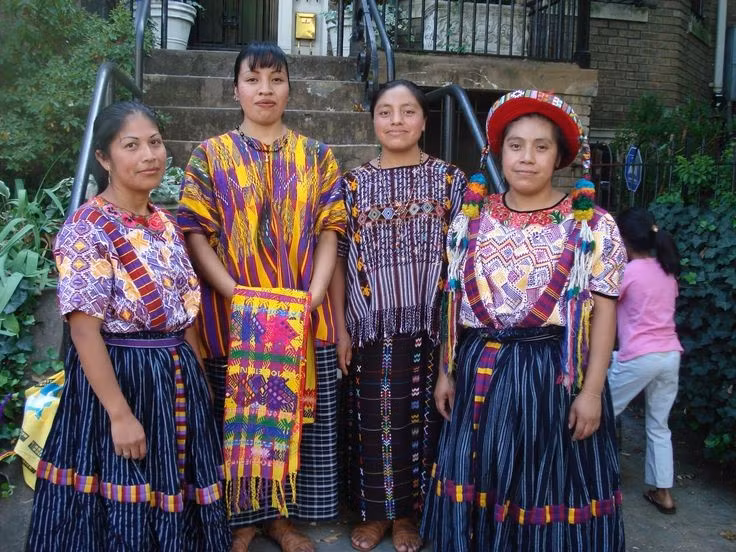  Tên gọi Mixtec có nghĩa là “người của vùng mây”. Trong ngôn ngữ Nahuatl, “Mixtec” được hiểu là “người sống nơi mây phủ”, phản ánh địa hình núi cao, sương mù dày đặc – quê hương truyền thống của họ. Ảnh: Pinterest.