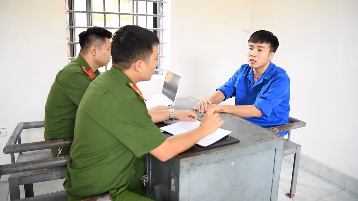 Công an tỉnh Phú Thọ lấy lời khai bị can Vũ Tùng Linh trong đường dây phạm tội hoạt động xuyên quốc gia.