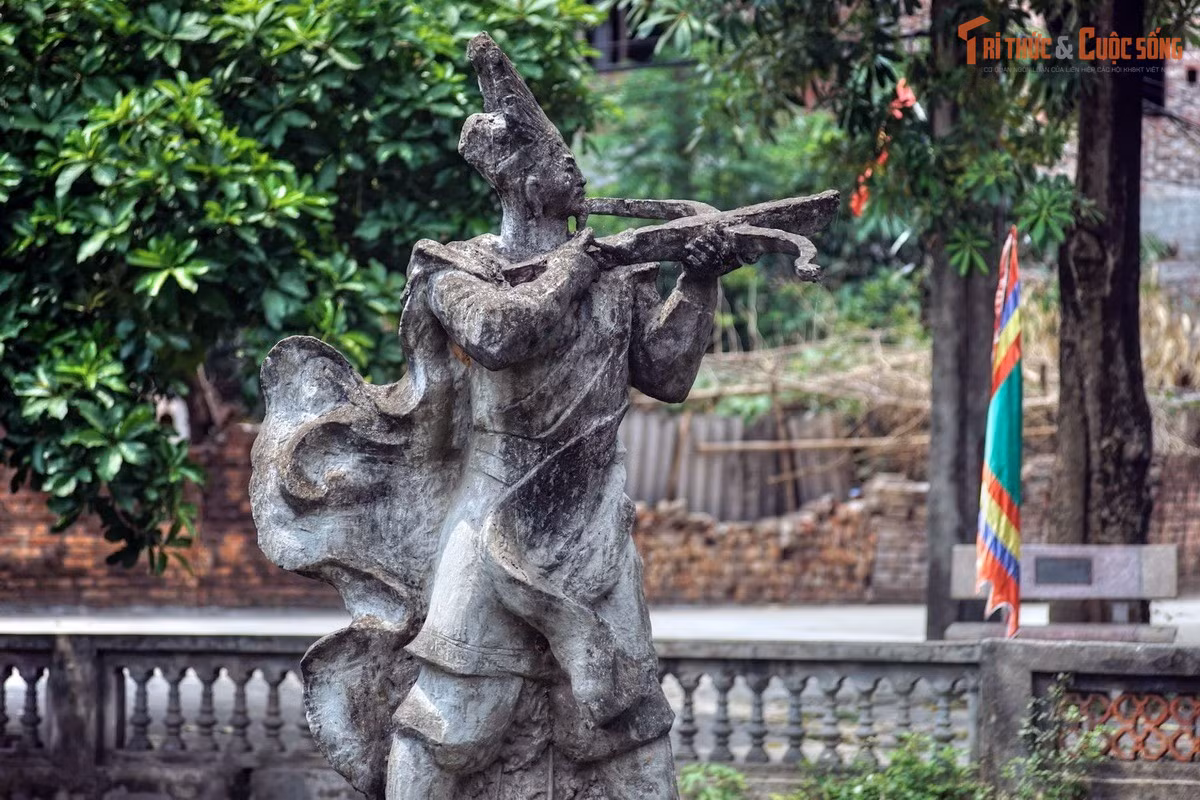 Di tích gắn với truyền thuyết nỏ thần nổi tiếng nhất Việt Nam. Thành Cổ Loa gắn liền với câu chuyện nỏ thần của An Dương Vương do tướng Cao Lỗ chế tạo. Theo truyền thuyết, nỏ này có thể bắn ra nhiều mũi tên cùng lúc, giúp bảo vệ kinh đô trước quân xâm lược.