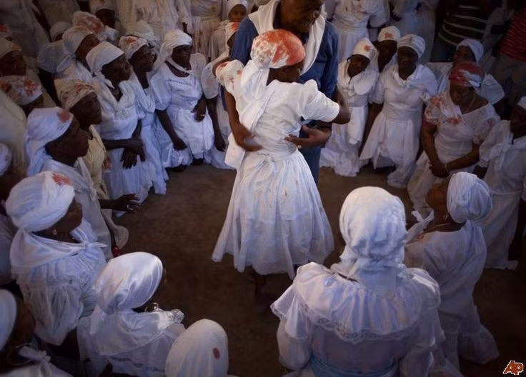  2. Phát triển mạnh mẽ ở Haiti. Vodou đã hội nhập với Công giáo La Mã và các yếu tố bản địa, tạo nên hình thái tôn giáo đặc trưng của người Haiti, nơi nó được xem như một phần của bản sắc dân tộc. Ảnh: Pinterest.
