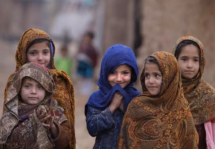 Xã hội tổ chức theo cấu trúc bộ lạc chặt chẽ. Người Pashtun chia thành nhiều bộ lạc và thị tộc, với quan hệ huyết thống được coi trọng, giúp duy trì sự gắn kết nhưng cũng tạo nên tính cục bộ mạnh. Ảnh: Pinterest.