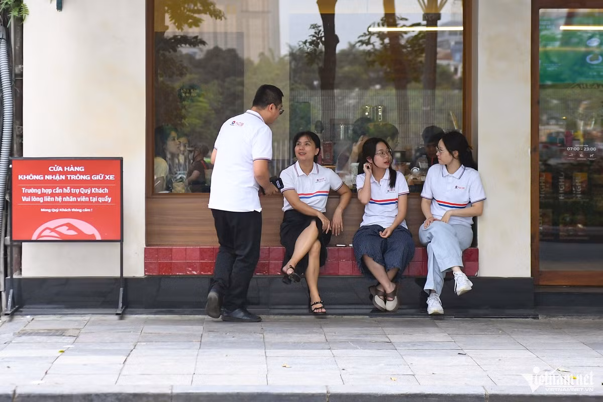 Một quán cà phê trên đường Lê Thái Tổ chấp hành nghiêm chỉnh việc dọn dẹp vỉa hè khi đặt biển thông báo không nhận trông giữ xe.