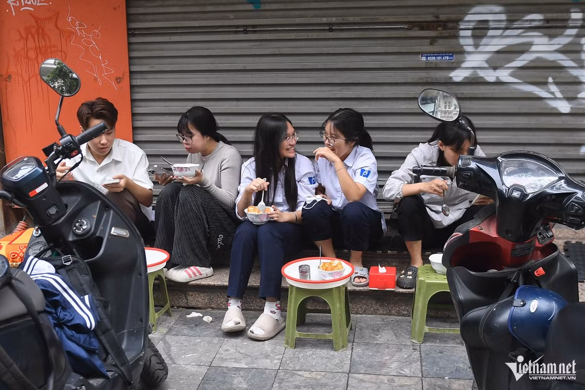 Một quán ăn đối phó bằng việc để thực khách ngồi trên bậc thềm của ngôi nhà bên cạnh và dùng ghế nhựa làm bàn ăn. Thêm vào đó, một số xe máy để phía trước khiến đoạn vỉa hè này gần như bị chiếm hết.