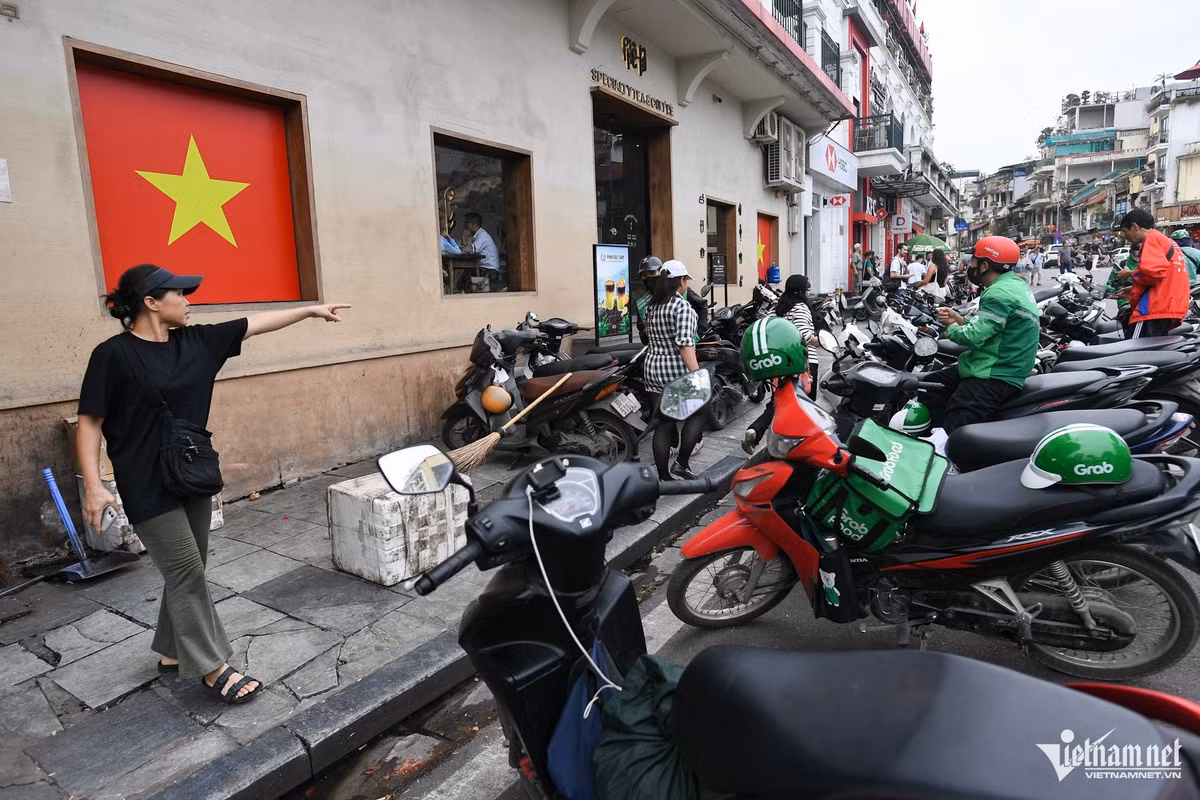 Tuy nhiên, tại một số nơi vẫn có người tìm cách đối phó. Trước cửa một quán cà phê ngay cạnh Hồ Gươm, hàng loạt xe máy đỗ trên vỉa hè và lòng đường, chỉ chừa ra 1 hàng gạch cho người đi bộ. Một cây chổi chắn ngang chỗ trống như chiếm giữ vị trí để xe. Bên cạnh đó, một người phụ nữ liên tục nhắc các shipper để xe dưới lòng đường.