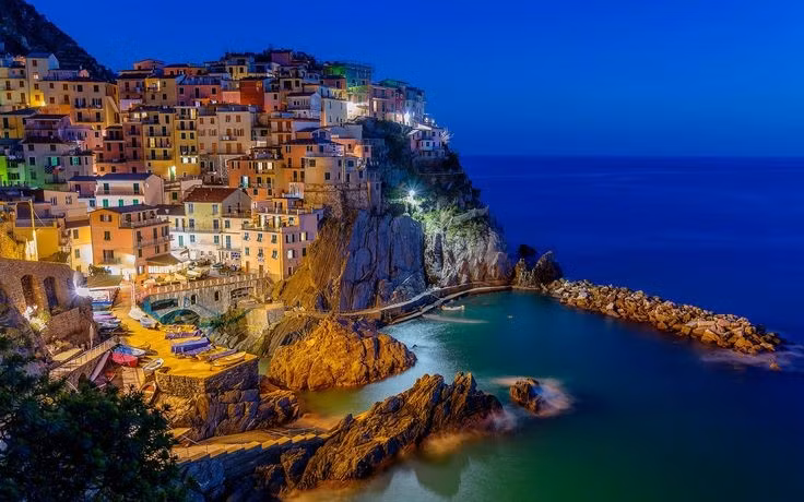  Là quần thể gồm năm ngôi làng ven biển. Cinque Terre bao gồm năm làng: Monterosso al Mare, Vernazza, Corniglia, Manarola và Riomaggiore, tất cả đều nằm dọc bờ biển vùng Liguria. Tên gọi “Cinque Terre” nghĩa là “Năm vùng đất”, phản ánh cấu trúc cộng đồng gắn kết nhưng tách biệt bởi địa hình hiểm trở. Ảnh: Pinterest.