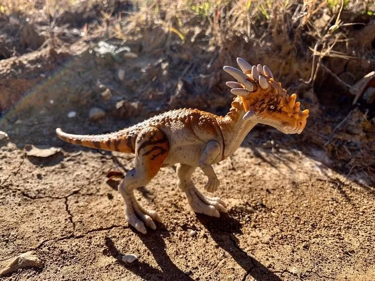  Kích thước tương đối nhỏ. So với nhiều khủng long khác, Dracorex chỉ dài khoảng 3 mét, cơ thể nhẹ và nhanh nhẹn, phù hợp với lối sống ăn thực vật thấp. Ảnh: Pinterest.