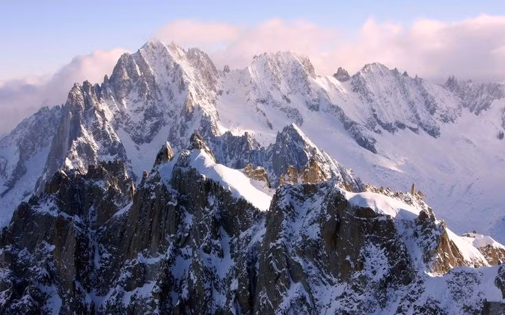  2. Đỉnh cao nhất là Mont Blanc – biểu tượng của vùng núi. Đỉnh Mont Blanc cao 4.810 mét, nằm giữa Pháp và Ý, là điểm đến mơ ước của dân leo núi và vận động viên trượt tuyết khắp thế giới. Ảnh: Pinterest.