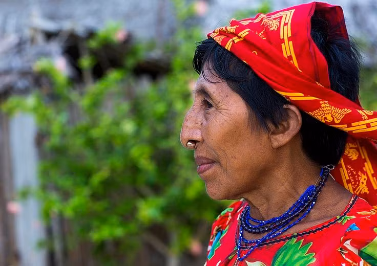  Có đời sống tinh thần gắn liền với thiên nhiên. Thế giới quan của người Kuna xem con người, biển cả, rừng và linh hồn là một chỉnh thể hài hòa. Các thầy cúng và những bài hát nghi lễ đóng vai trò quan trọng trong việc chữa bệnh và duy trì cân bằng tinh thần cộng đồng. Ảnh: Pinterest.