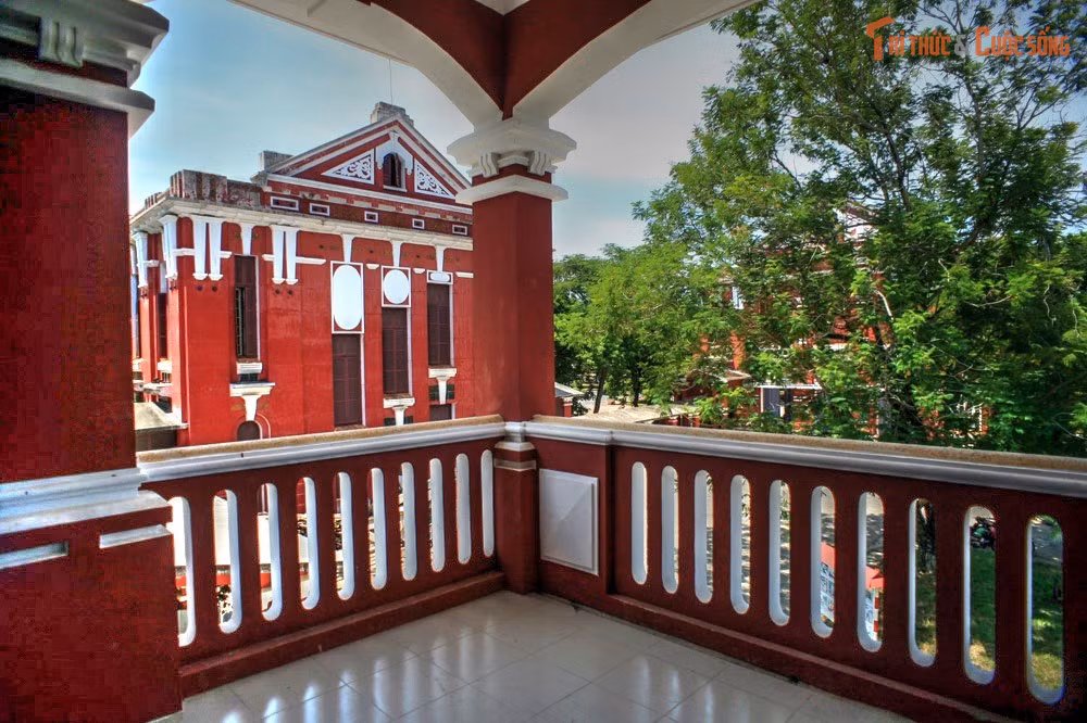 Trường là biểu tượng của tinh thần “hiền tài là nguyên khí quốc gia”. Khẩu hiệu này không chỉ là phương châm giáo dục mà còn phản ánh sứ mệnh lịch sử của trường trong việc đào tạo nhân tài cho đất nước từ hơn một thế kỷ qua.