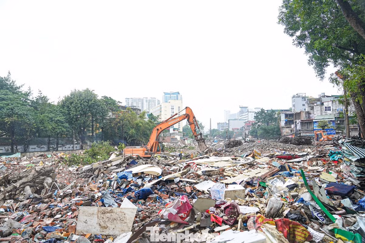 Mặt bằng khổng lồ xuất hiện sau khi san lấp.