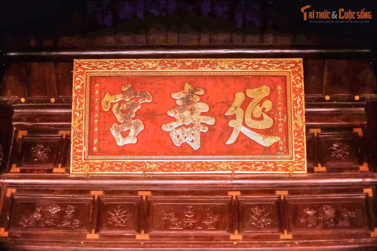 Tấm hoành phi sơn son thếp vàng quý giá. Tấm hoành phi ghi ba chữ “Cung Diên Thọ” là hiện vật quý, được giữ gìn qua nhiều thời kỳ cho đến ngày nay, biểu tượng của quyền lực và danh dự hoàng gia.