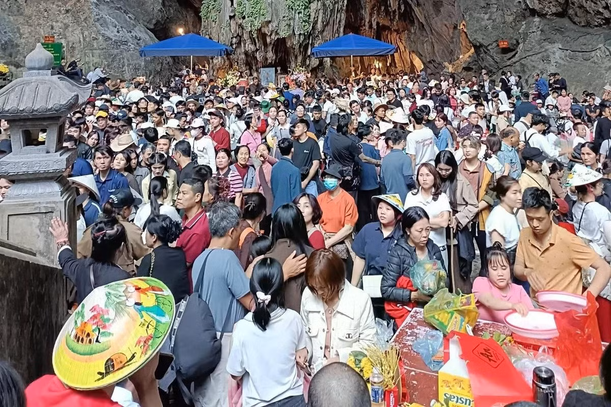 Chùa Hương ken đặc du khách mùng 5 Tết. Ảnh: Xã Hương Sơn, Hà Nội.