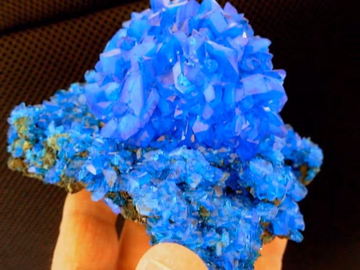  8. Độc hại nếu nuốt phải. Dù đẹp mắt, Chalcanthite chứa đồng sunfat độc, có thể gây ngộ độc nghiêm trọng nếu ăn hoặc tiếp xúc không cẩn thận. Ảnh: Pinterest.
