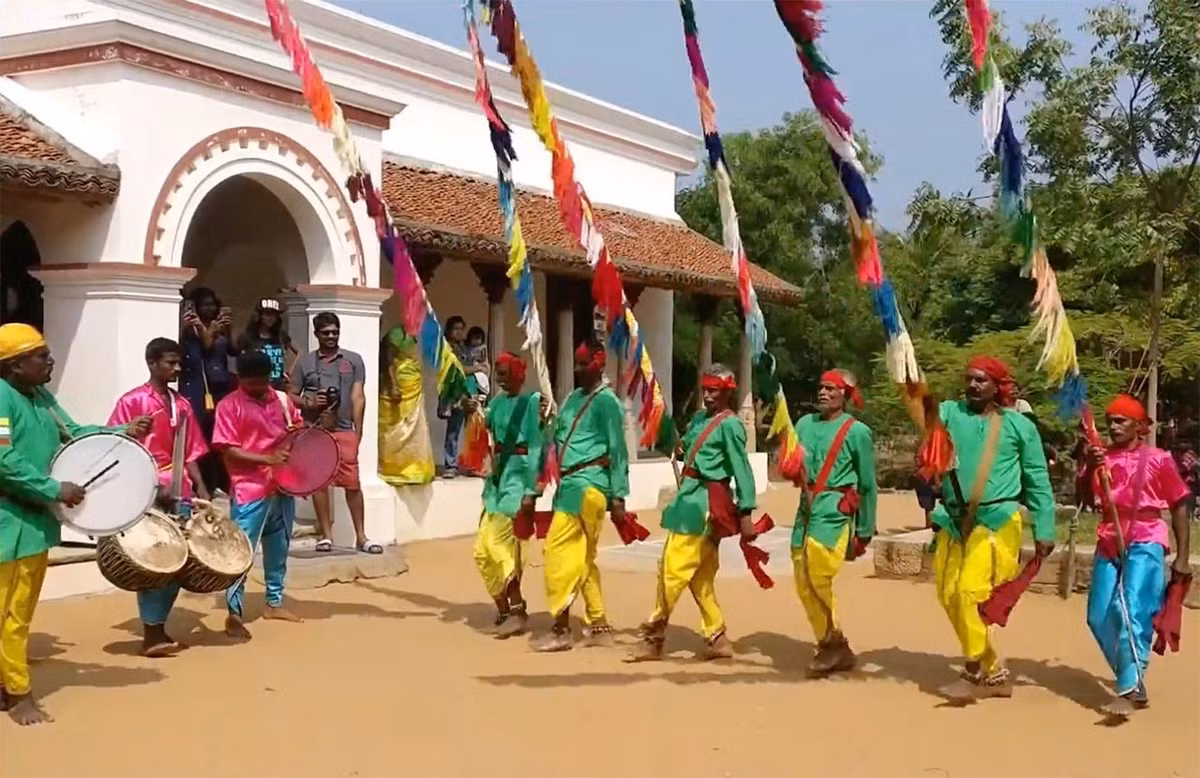  Nhiều cộng đồng sống dựa vào rừng. Trong nhiều thế kỷ, người Gond sống bằng săn bắn, hái lượm và canh tác nhỏ trong các khu rừng miền trung Ấn Độ. Những tri thức truyền thống về cây cỏ, động vật và mùa vụ giúp họ thích nghi tốt với môi trường rừng nhiệt đới khô của khu vực. Ảnh: Pinterest.