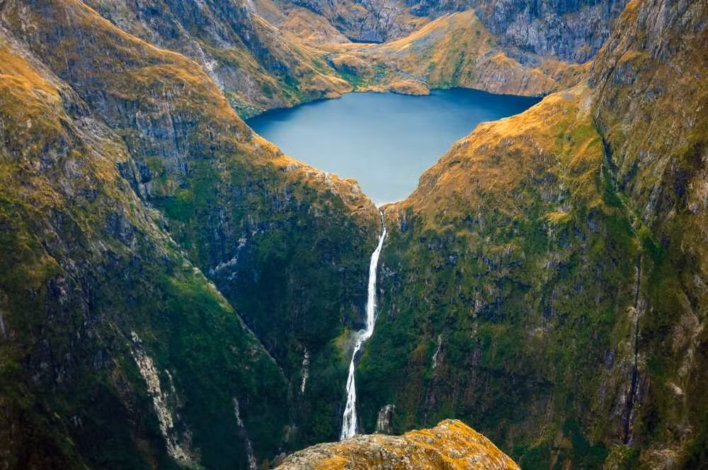  Thác nằm trong Vườn quốc gia Fiordland. Khu vực này nổi tiếng với địa hình fiord (vịnh hẹp dài với các bên là dốc đá cao), rừng rậm và hệ sinh thái nguyên sơ được bảo tồn nghiêm ngặt. Ảnh: campervannewzealand.co.nz.