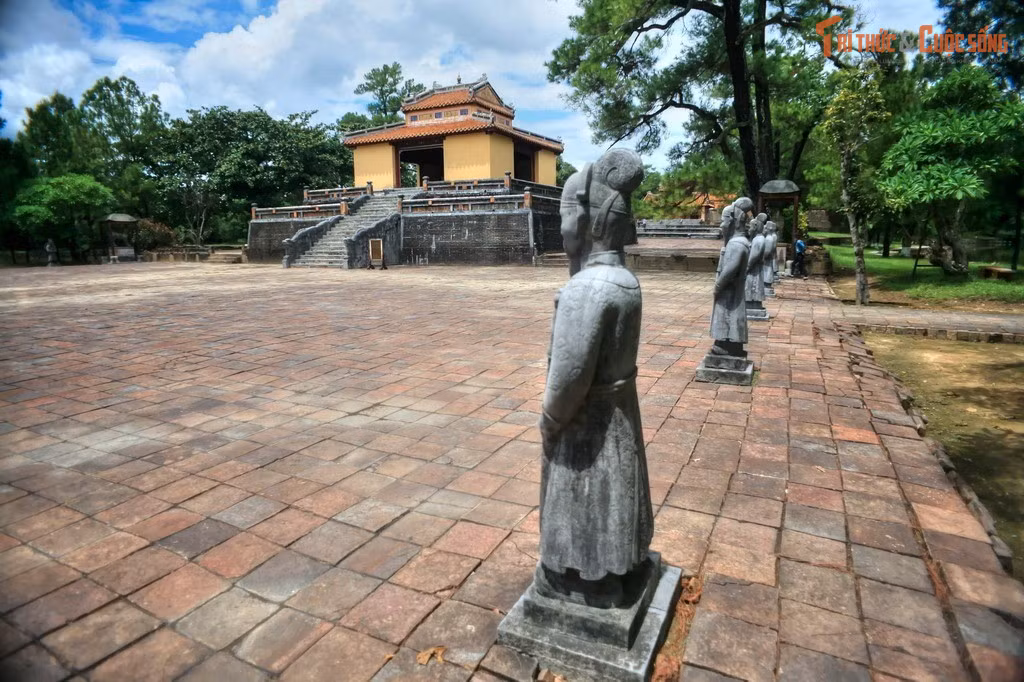 Vua Minh Mạng không được chứng kiến lăng hoàn thành. Công trình khởi xây năm 1840 và hoàn thành sau khi vua băng hà, dưới triều vua Thiệu Trị.