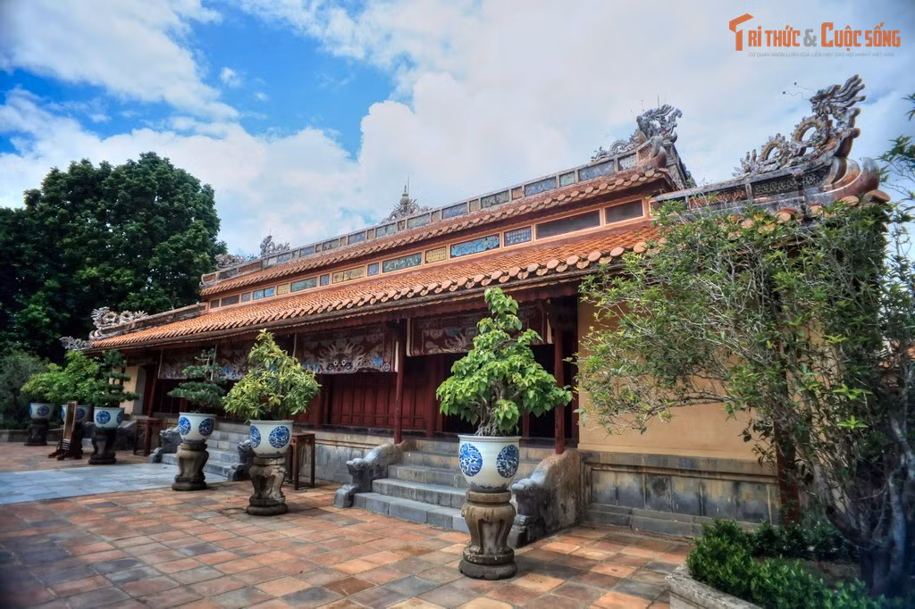 Kiến trúc mang tính triết lý hơn trang trí. So với lăng Tự Đức hay Khải Định, lăng Minh Mạng ít trang trí cầu kỳ nhưng rất chặt chẽ về tư tưởng.