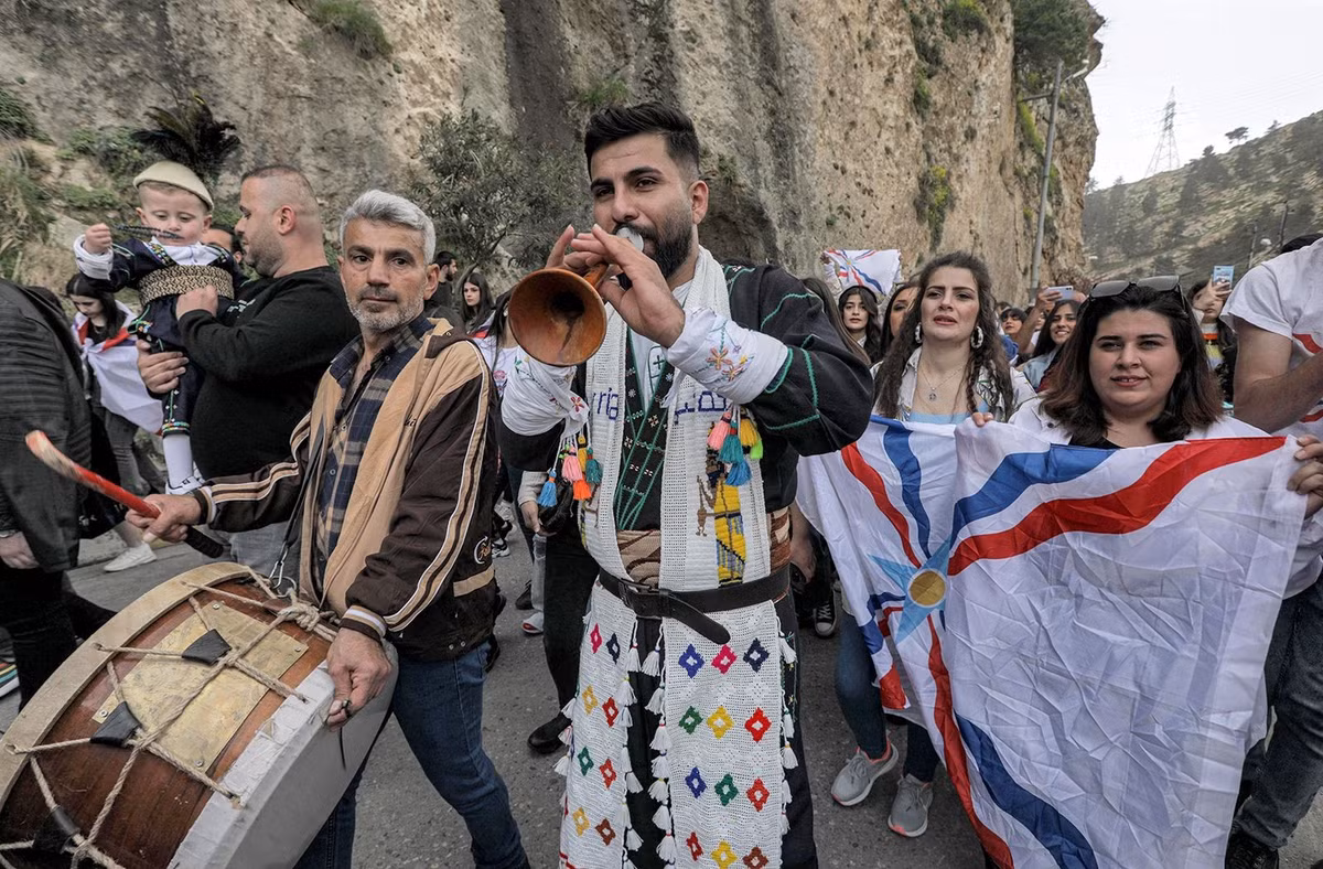  Âm nhạc Assyria kết hợp trống tay, đàn dây và nhịp điệu Lưỡng Hà cổ đại. Các bài hát thường kể chuyện dân gian hoặc tình yêu gắn với lịch sử quê hương. Ảnh: britannica.com.