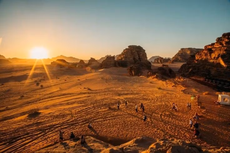  6. Cư dân bản địa là người Bedouin. Người Bedouin đã sinh sống ở vùng sa mạc này trong hàng thế kỷ, với lối sống du mục và văn hóa truyền thống đặc sắc. Ảnh: Pinterest.