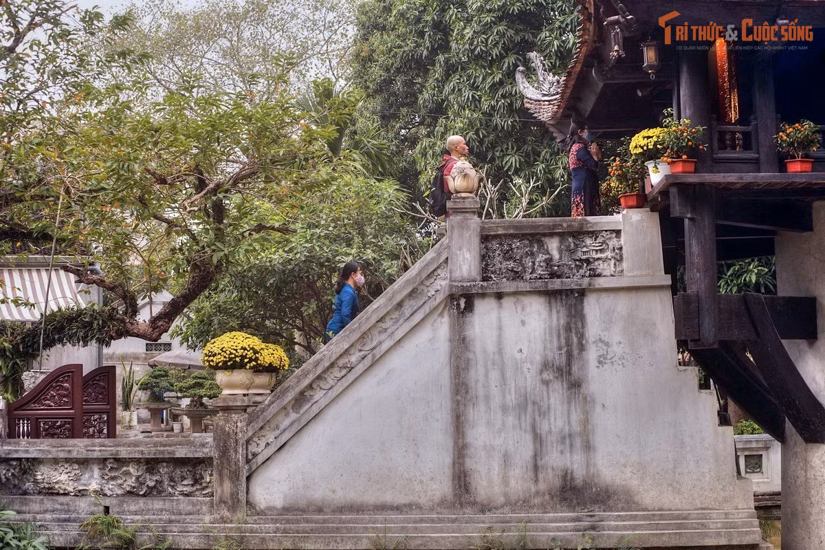 Chùa gắn liền với tín ngưỡng cầu con. Từ xa xưa, nhiều người tin rằng đến chùa Một Cột cầu tự sẽ linh nghiệm, xuất phát từ câu chuyện vua Lý Thái Tông cầu con nối dõi.