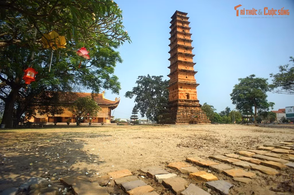 Tháp Bình Sơn từng là biểu tượng tín ngưỡng quan trọng của vùng. Trong quá khứ, bảo tháp không chỉ là nơi lưu giữ xá lợi hay kinh kệ mà còn là trung tâm sinh hoạt tín ngưỡng của cư dân quanh vùng sông Lô.