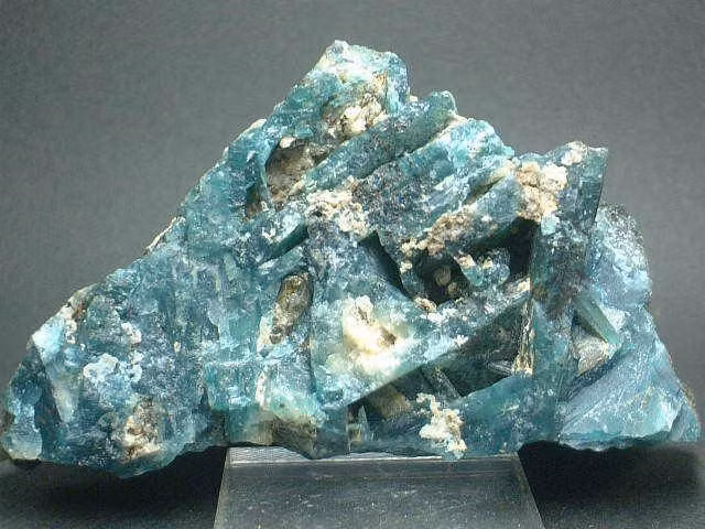  Grandidierite – khoáng vật bí ẩn Madagascar. Loại đá xanh lục lam hiếm này chủ yếu được phát hiện tại Madagascar, với độ hiếm cao đến mức từng chỉ được biết đến qua vài mẫu vật bảo tàng. Ảnh: Pinterest.