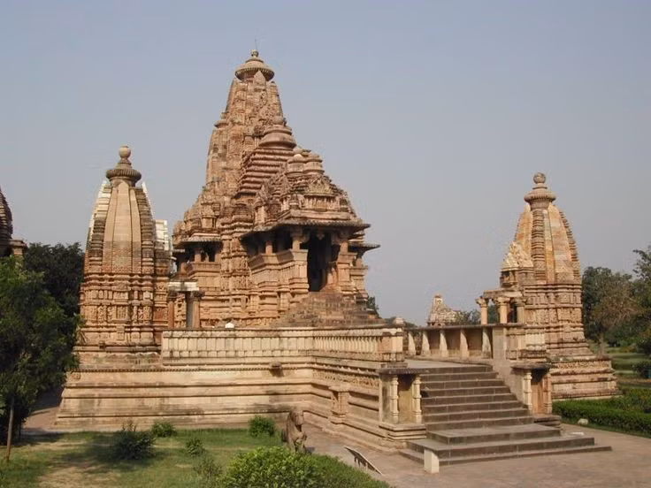  Được xây dựng trong thế kỷ 10–12. Quần thể đền Khajuraho do triều đại Chandela dựng nên, với hơn 80 ngôi đền, nay còn khoảng 25. Ảnh: Pinterest.