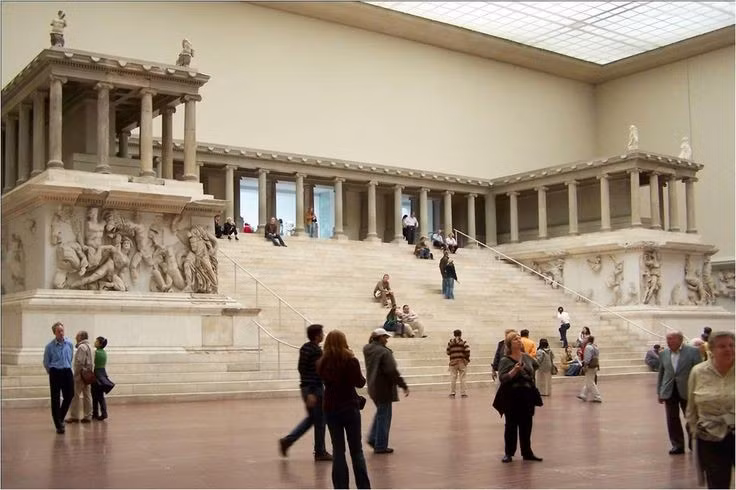  Đài thờ Zeus vĩ đại là biểu tượng của thành phố. Công trình nổi tiếng này có phù điêu khổng lồ miêu tả cuộc chiến giữa thần và quái vật. Ảnh: Pinterest.