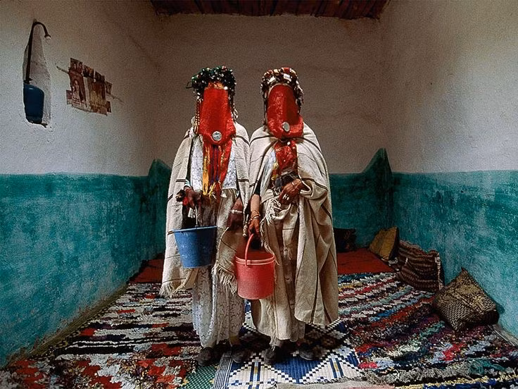 Tín ngưỡng đa dạng. Ngày nay, đa số Berber theo Hồi giáo nhưng vẫn giữ nhiều truyền thống tâm linh cổ xưa bản địa. Ảnh: Pinterest.