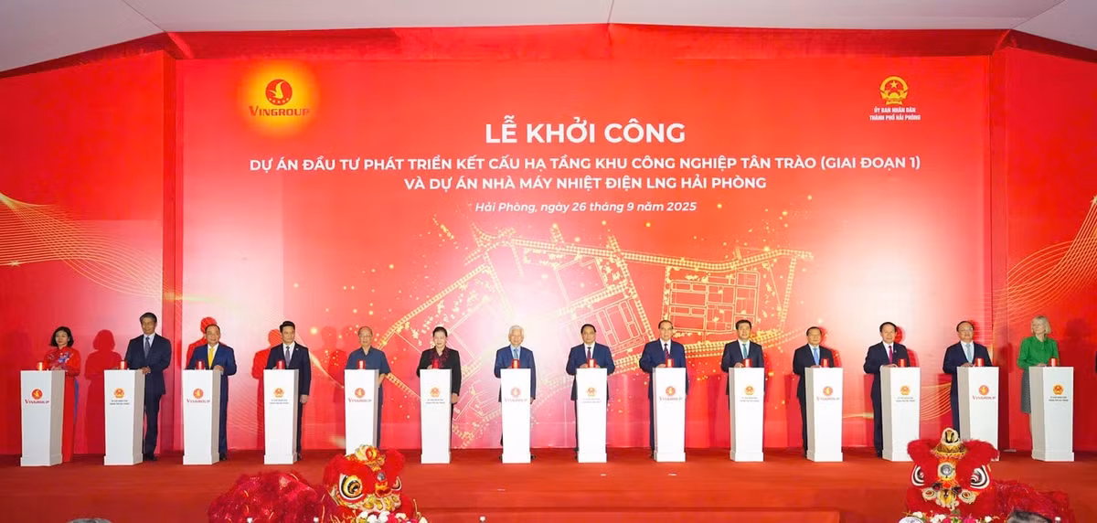Thủ tướng Phạm Minh Chính và các đại biểu bấm nút khởi công 2 dự án trọng điểm tại Khu Kinh tế ven biển phía Nam Hải Phòng.