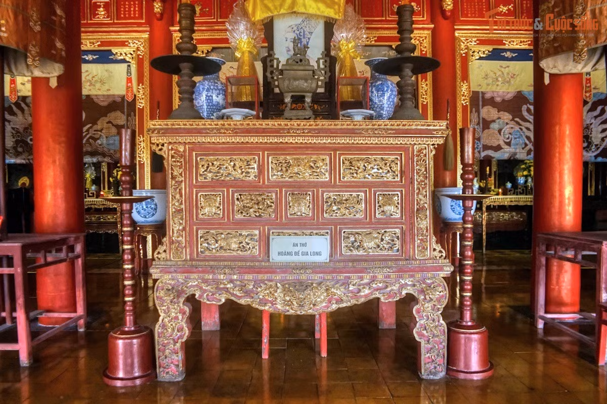 Số lượng vua được thờ thay đổi theo lịch sử. Ban đầu miếu chỉ thờ vua Gia Long, sau đó tăng lên 7 vị vua trong suốt triều Nguyễn. Đến năm 1958 bổ sung ba vua yêu nước Hàm Nghi, Thành Thái và Duy Tân, phản ánh sự thay đổi trong nhận thức lịch sử.