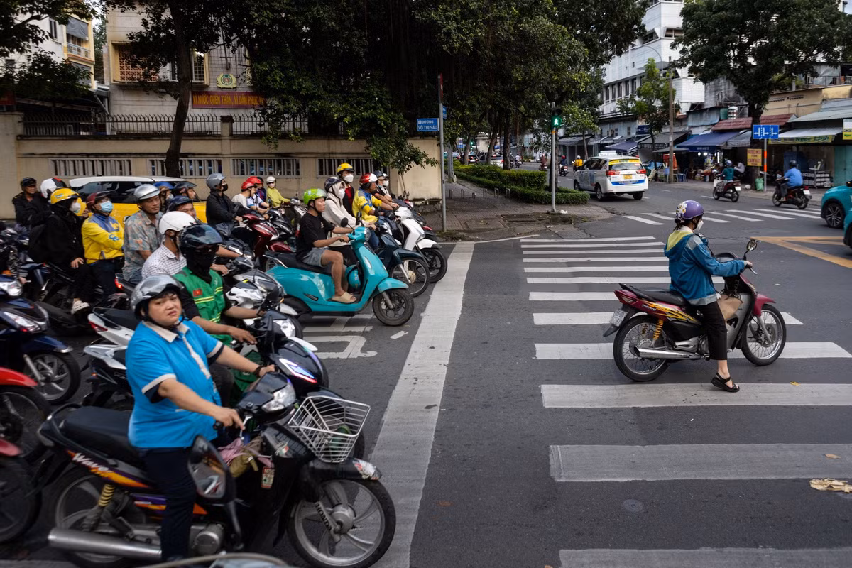Tại giao lộ Võ Thị Sáu - Bà Huyện Thanh Quan, một người đi xe máy dừng trên phần vạch dành cho người đi bộ khi đèn đỏ, bị xác định lỗi “không chấp hành hiệu lệnh đèn tín hiệu giao thông”. Theo quy định, người điều khiển xe bị phạt từ 4 đến 6 triệu đồng.