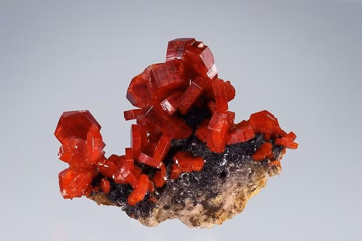  Độ cứng thấp. Trên thang Mohs, vanadinite có độ cứng từ 2,5 đến 3, khiến nó khá giòn và dễ vỡ. Ảnh: Pinterest.