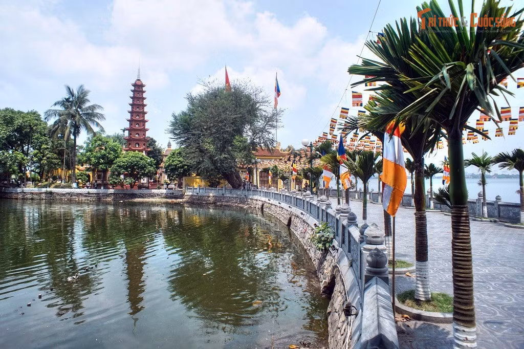 Ngôi chùa cổ nhất Hà Nội còn tồn tại. Chùa Trấn Quốc có lịch sử hơn 1.500 năm, được xây dựng từ thế kỷ 6 dưới thời Lý Nam Đế, ban đầu mang tên Khai Quốc.