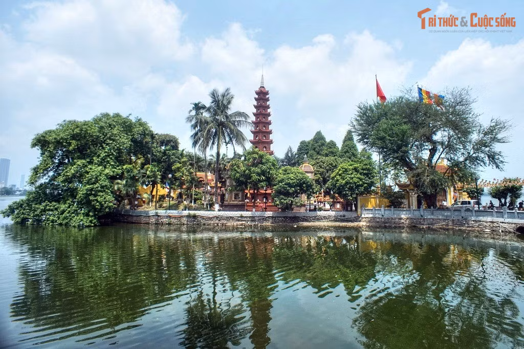 Vị trí ban đầu không nằm ở hồ Tây. Thuở sơ khai, chùa tọa lạc bên bờ sông Hồng, sau đó được dời vào bán đảo Kim Ngư vào thế kỷ 17 để tránh sạt lở.